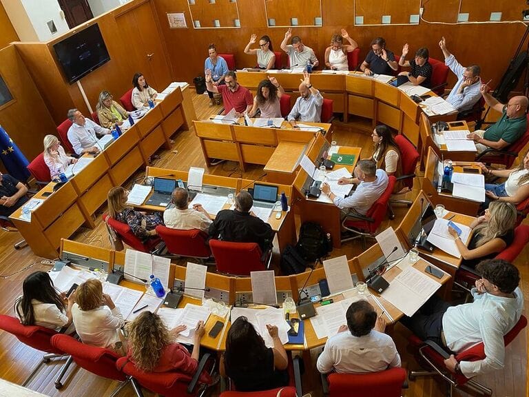 El PP de Lorca asume las acusaciones de VOX de ser los responsables de las "violaciones y machetazos" que pudieran realizar inmigrantes Casalduero: “El Ayuntamiento de Lorca ha dejado de ser una institución seria y comprometida con las necesidades de humanidad, dignidad y coherencia. Se deja arrastrar por las políticas radicales de VOX, demostrando así la poca capacidad de gestión y decisión que tiene dentro del equipo de gobierno. El alcalde de la mentira, tras subir los impuestos a los lorquinos, es ahora el alcalde marioneta” Lorca, 29 de julio de 2024 Isabel Casalduero, viceportavoz socialista en el Ayuntamiento de Lorca, ha denunciado la reciente negativa del Partido Popular y VOX a debatir la moción de urgencia presentada por el Grupo Municipal Socialista para mantener la colaboración con las ONG que atienden a inmigrantes. “Es una pena, así como una realidad, que el PP se deje radicalizar por la extrema derecha y abandone de esta manera a organizaciones que llevan trabajando años con el Ayuntamiento de Lorca, negando las ayudas a las personas vulnerables en situación de riesgo, es decir, evitando la ayuda humanitaria a estas personas, a pesar que desde el PSOE le hemos brindado la oportunidad de rectificar esta nefasta decisión”, sentenció Casalduero. Casalduero destacó que la negativa del Partido Popular a debatir esta cuestión en el pleno del Ayuntamiento es un claro ejemplo de que VOX es quien realmente decide las políticas dentro del equipo de gobierno. “La postura del PP es la prueba definitiva de que Fulgencio Gil, alcalde de Lorca, está completamente arrodillado ante la extrema derecha, permitiendo que VOX dicte las decisiones políticas que afectan a Lorca con tal de mantener su sillón en la alcaldía y la comodidad de no trabajar, conformándose a lo que mande la extrema derecha”, afirmó la viceportavoz socialista. “Al rechazar la moción que hemos propuesto, también se demuestra como el Partido Popular, no solo está sometido por la extrema derecha a nivel local, sino también a nivel regional, permitiendo que el ex-vicepresidente Antelo pueda verter acusaciones al PSOE y al PP de ser responsables de machetazos, violaciones y violencia cometidos por inmigrantes, sin consecuencia por parte del Partido Popular. Asumen su mensaje y se someten a la extrema derecha”, declaraba Casalduero. “Con Fulgencio Gil en el gobierno, el Ayuntamiento de Lorca ha dejado de ser una institución seria y comprometida con las necesidades de humanidad, dignidad y coherencia. Se deja arrastrar por las políticas radicales de VOX, demostrando así la poca capacidad de gestión y decisión que tiene dentro del equipo de gobierno. El alcalde de la mentira tras subir los impuestos a los lorquinos, es ahora el alcalde marioneta” concluyó tajante Isabel Casalduero.