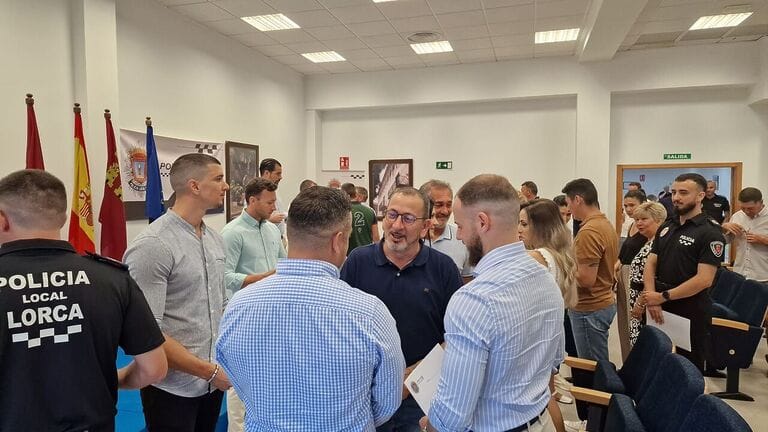 El PSOE de Lorca celebra la incorporación de diez nuevos agentes de policía, un proceso que comenzó durante el mandato del anterior alcalde, Diego José Mateos