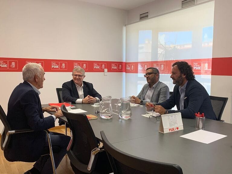 Vélez: “Tanto al PSOE, como a CROEM y el resto de agentes sociales nos une un objetivo, impulsar un desarrollo económico sostenible y generar empleo de calidad”