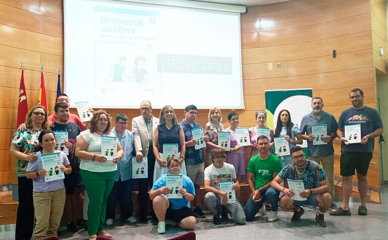 Una nueva guía en lectura fácil explica a las personas con discapacidad intelectual cómo dar los primeros auxilios