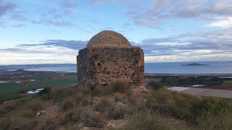 La Comunidad Autónoma multará reiteradamente al propietario de las Ermitas del Monte Miral hasta que cumpla con la Ley
