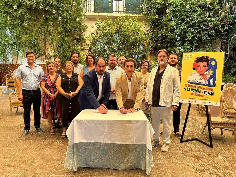 El Ayuntamiento de Los Alcázares y la Agrupación Sardinera firman un convenio para su participación en la Semana Internacional de la Huerta y el Mar