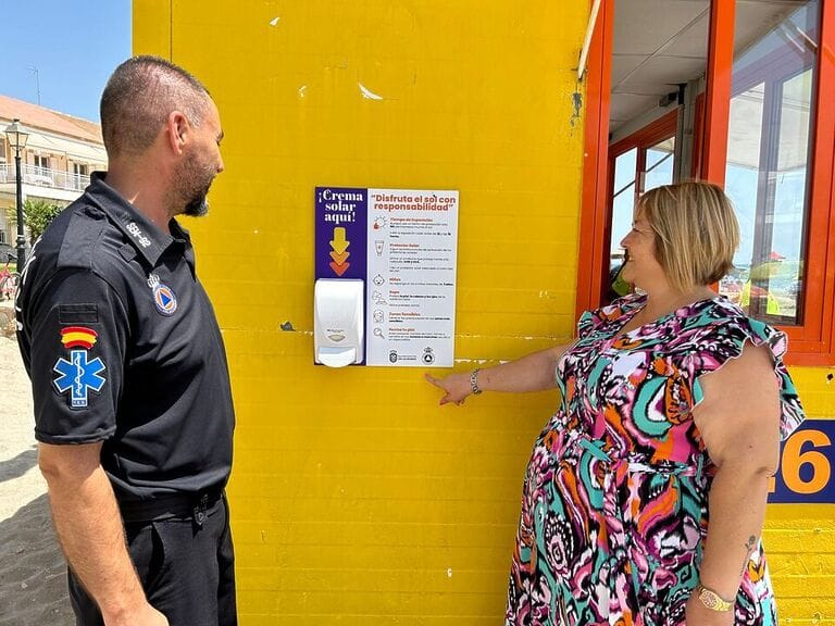 Los Alcázares pone en marcha una campaña para concienciar a los bañistas del uso de la crema solar