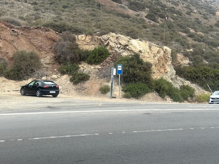 El PSOE de Cartagena exige la instalación de una marquesina en la parada de autobús de Cala Cortina