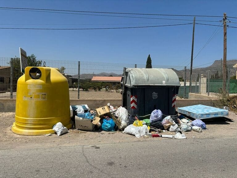 El PSOE de Lorca vuelve a denunciar el deficitario servicio de recogida de basura pese a haber subido el recibo en un 22% a los lorquinos