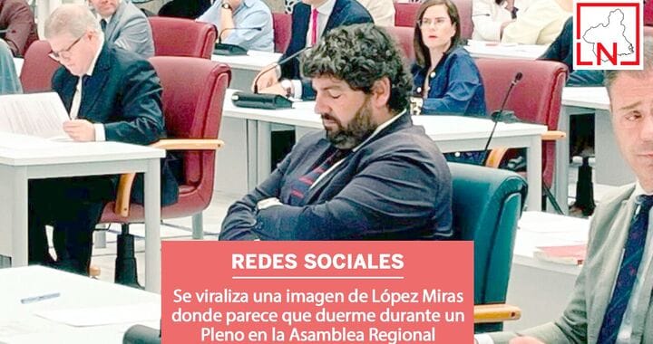 Se viraliza una imagen de López Miras donde parece que duerme durante un Pleno en la Asamblea Regional