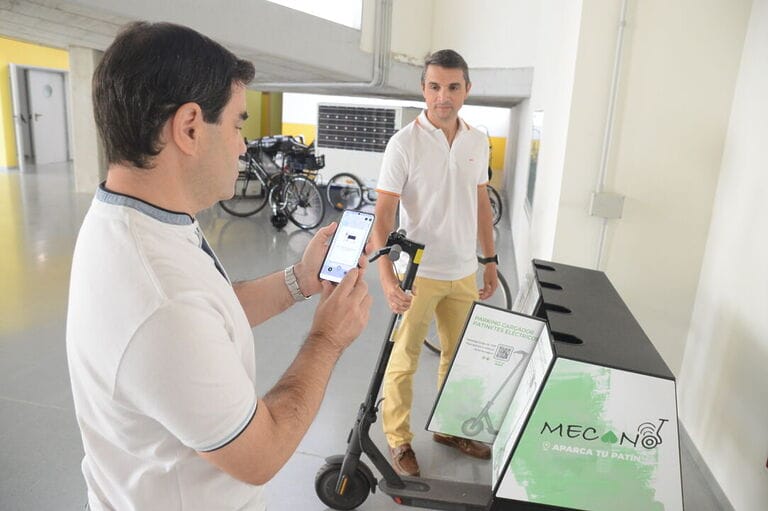 Investigadores de Teleco utilizarán una flota de patinetes para predecir situaciones de alta polución mediante IA