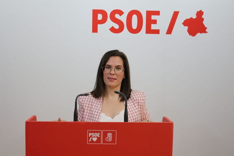 Toñi Abenza: “López Miras regala 400 millones cada año a los que más tienen mientras castiga al 98% de la población con peores servicios públicos”