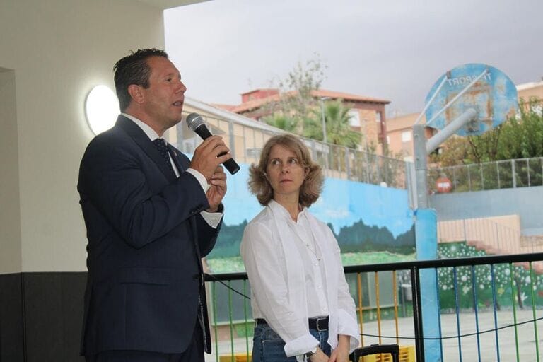 El alcalde de Mula, junto con el concejal de Educación asisten a la inauguración de la nueva Escuela Infantil del Colegio Cristo Crucificado