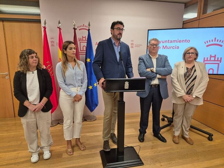 El PSOE de Murcia pide explicaciones al equipo de Gobierno por la falta de servicio de tranvía tras el concierto de Robe