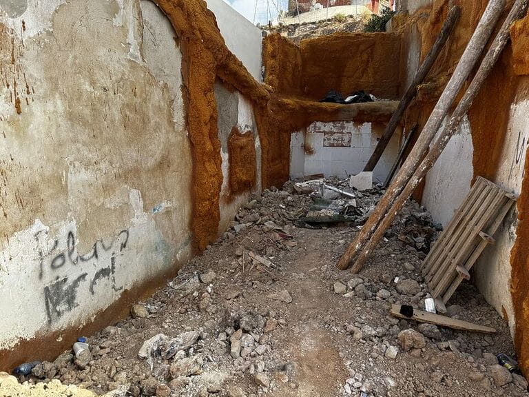 Fulgencio Gil no cumple con la normativa urbanística y sigue olvidando a los vecinos del barrio de San Cristóbal permitiendo su abandono total