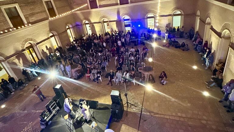 Comienza el Festival Epicentro en Mula con una exitosa primera jornada llena de arte, música y poesía