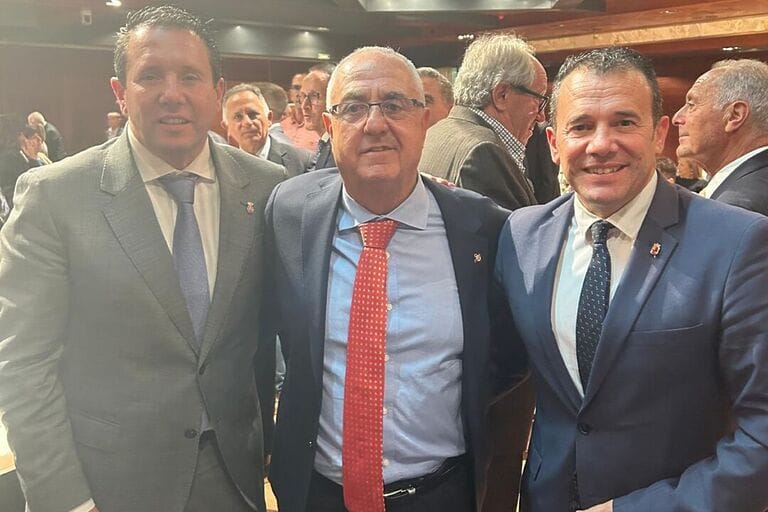 El alcalde asiste al homenaje de Eliseo Valcárcel en su acto de jubilación tras 42 años de servicio