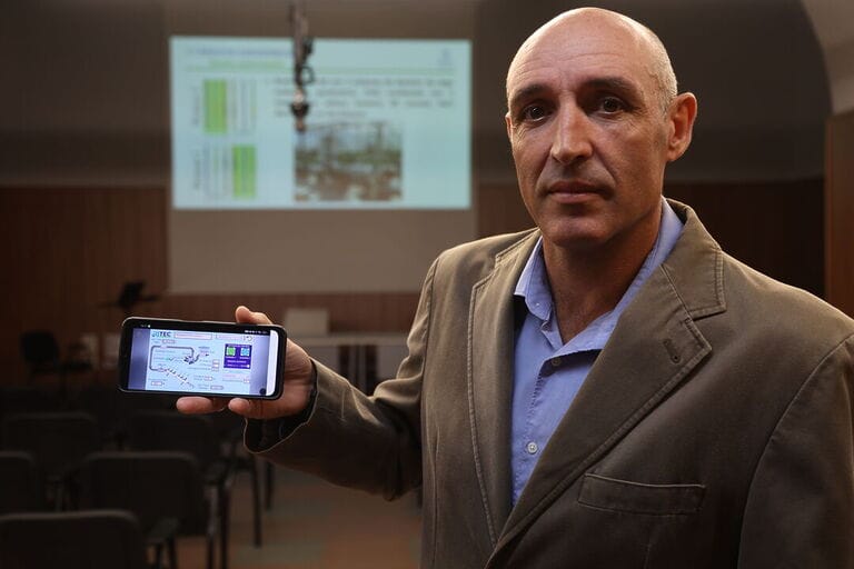 Una tesis industrial hace accesible al pequeño agricultor el riego inteligente para cultivos sin suelo