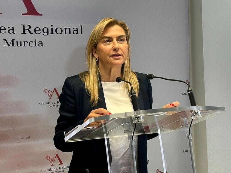Carmina Fernández: “A la Región le iría mucho mejor si el PP aceptara el ofrecimiento del PSOE para llegar a acuerdos sobre los presupuestos y la financiación”