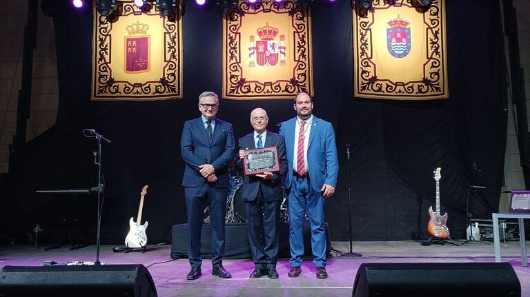 El Hermano Mayor Juan López recibe el Premio Al-Kazar en nombre de la Hermandad Virgen de la Asunción