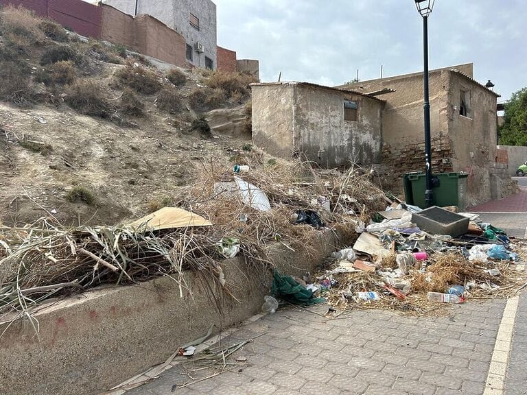 El PSOE de Lorca exige a Fulgencio Gil una intervención urgente de limpieza y mantenimiento en el entorno del CEIP Juan González y Cañada de Morales 