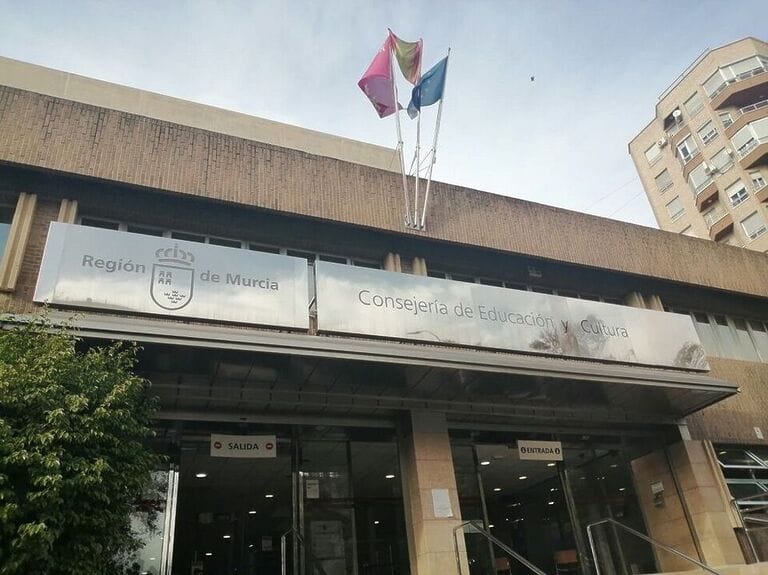 IU-Verdes Murcia denuncia que los institutos públicos no pueden pagar la luz tras meses de impagos de la Consejería de Educación