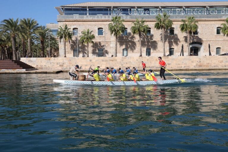 Más de cien universitarios reman unidos contra la violencia de género en Cartagena