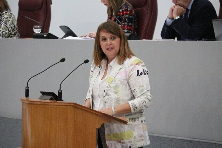 María Dolores Martínez: “El Gobierno regional demuestra con su falta de compromiso el desprecio hacia 4 de cada 10 menores de nuestra tierra que están en riesgo de pobreza”