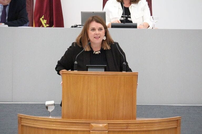 María Dolores Martínez denuncia el “abandono total” del Gobierno de López Miras a la comunidad educativa de la Región de Murcia