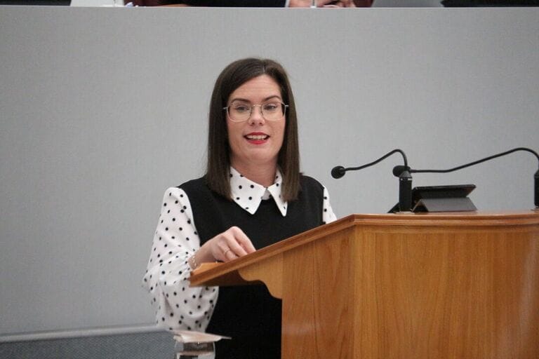 Toñi Abenza critica el retraso en el Plan Regional de Servicios Sociales tras 21 años de promesas incumplidas