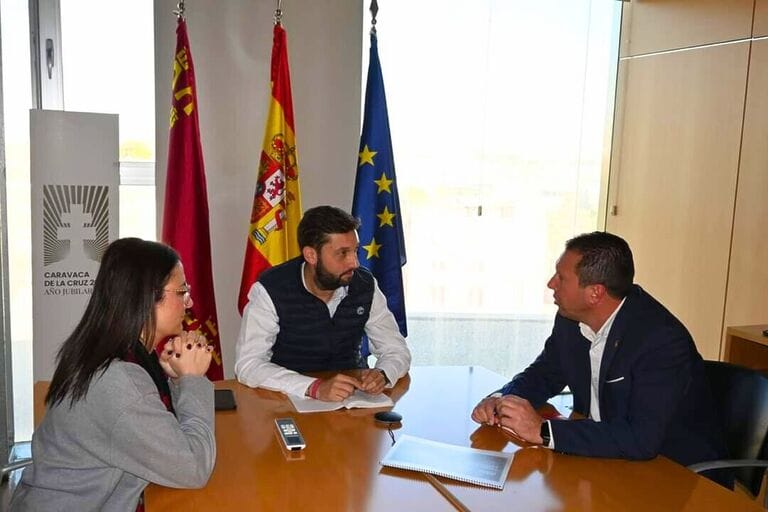 La concejala de Turismo y el alcalde de Mula se reúnen con el director general de Turismo y solicitan más apoyo para el turismo local