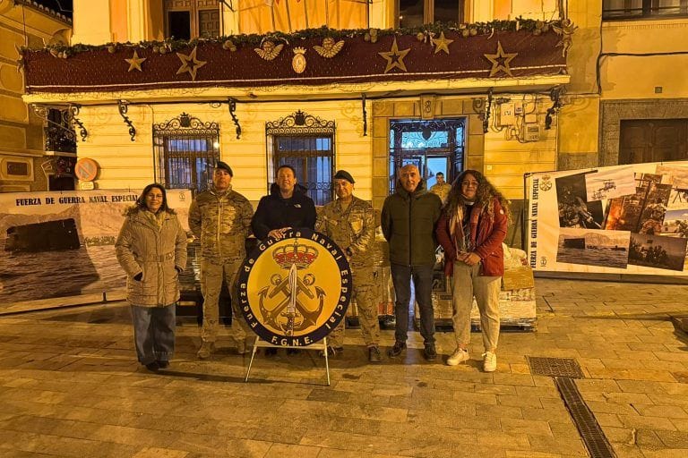 La Unidad de Fuerza de Guerra Naval Especial entrega alimentos solidarios al Ayuntamiento de Mula