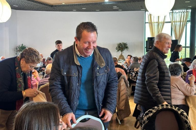 Casi 200 personas celebran la tradicional comida navideña del Centro de Mayores de Mula