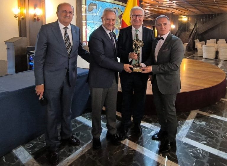 Antonio Calderón recibe el galardón 'Bizarro 2024' por su trayectoria de servicio a los más necesitados