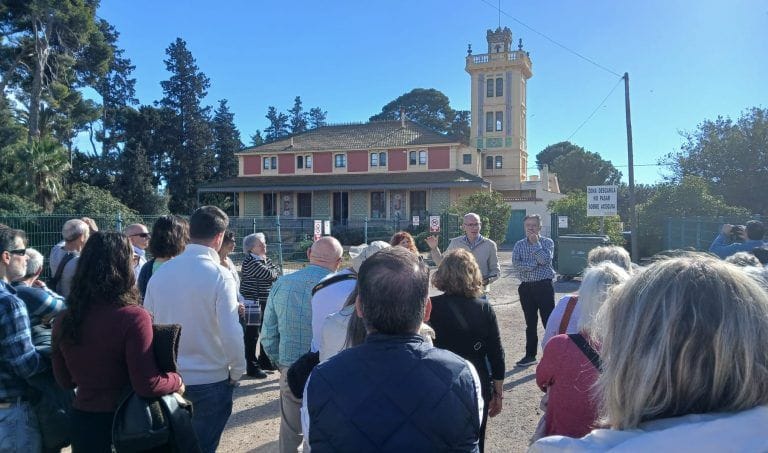 Cincuenta personas descubren las villas modernistas del Campo de Cartagena en una ruta cultural