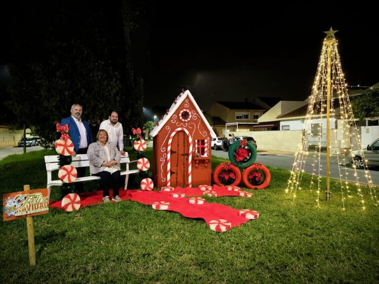 Los Alcázares apuesta por una Navidad sostenible con decoración reciclada.