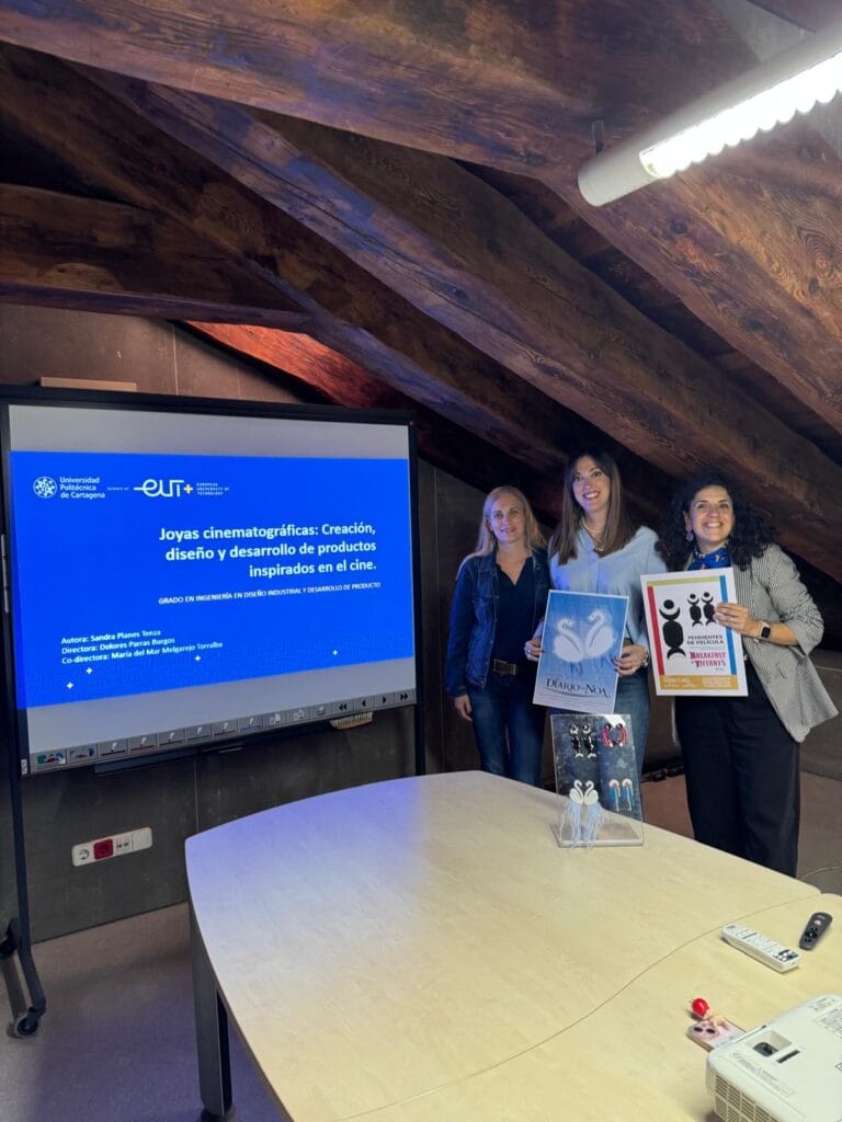 Una estudiante de la UPCT crea pendientes inspirados en películas de amor aplicando diseño sostenible