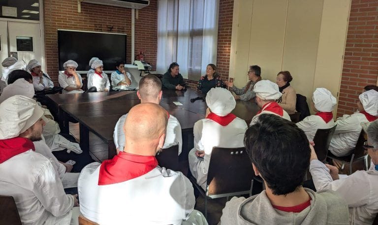 José Sánchez Conesa destaca la historia gastronómica de Cartagena en una charla en la Escuela de Hostelería