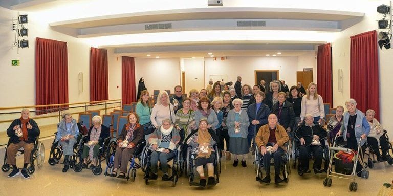 Cartagena por la Caridad celebra su tradicional fiesta navideña con los ancianos de las Hermanitas de los Pobres
