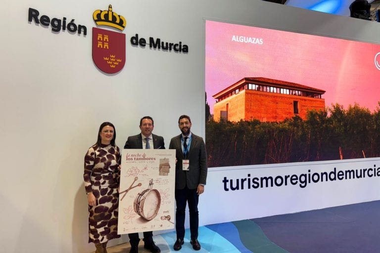 Mula presenta los carteles oficiales de la Semana Santa 2025 y La Noche de los Tambores en FITUR