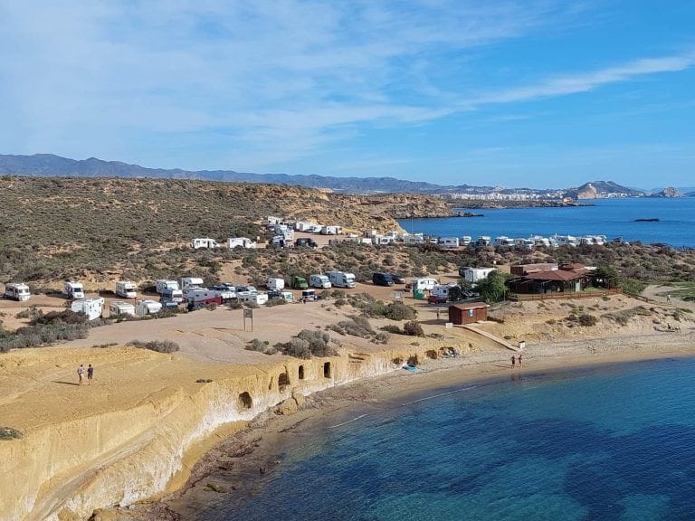 Caravanas en Cuatro Calas: entre el paraíso natural y la degradación ambiental