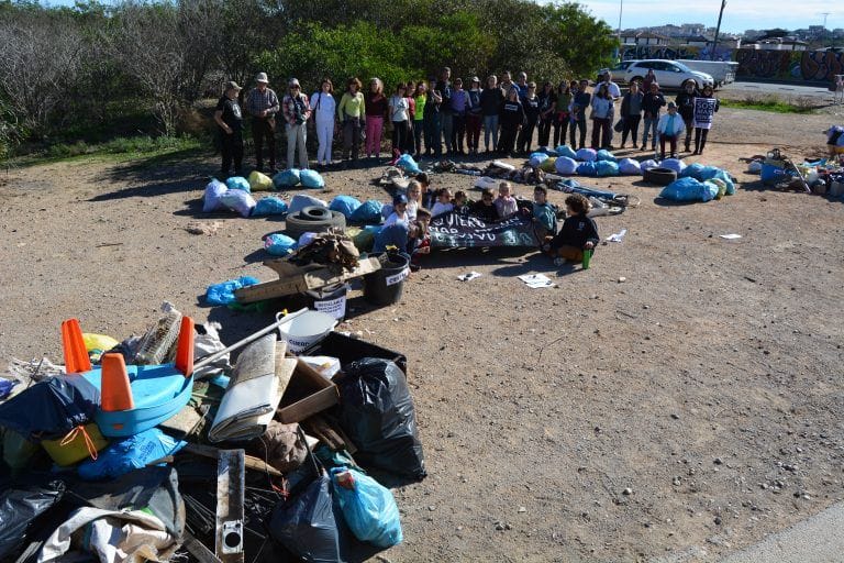 Retiradas dos toneladas de basura en el entorno del Mar Menor en una limpieza colectiva