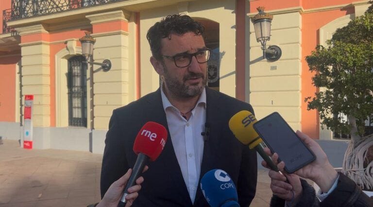 PSOE denuncia la pasividad del Ayuntamiento de Murcia ante la concentración ilegal frente al centro de menores de Santa Cruz