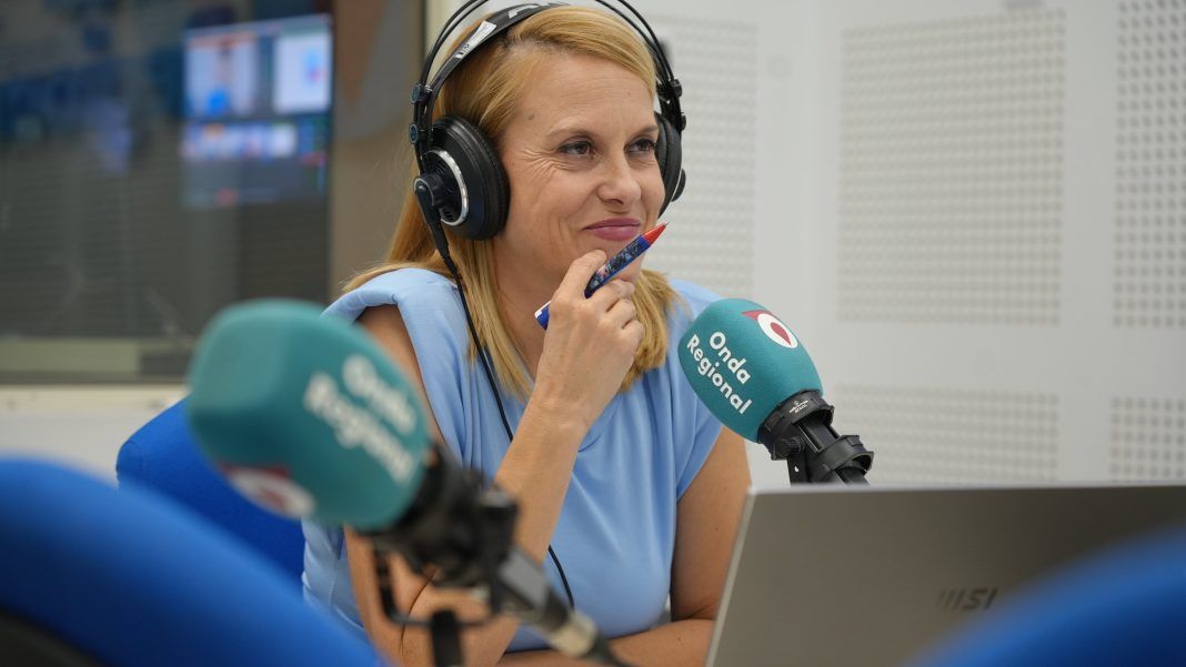 Lucía Hernández recibe el premio a la labor periodística en salud mental