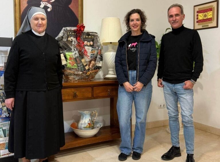 'Refugiados Cartagena' recibe 1.366 euros de 'Cartagena por la Caridad' para el cuidado de animales abandonados