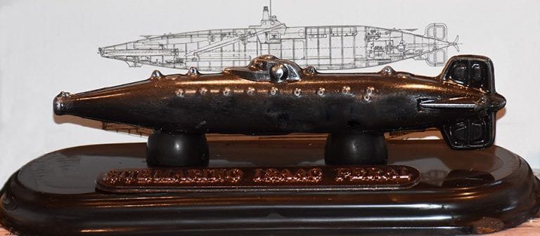 El Arsenal de Cartagena recibe el Submarino Peral en versión dulce