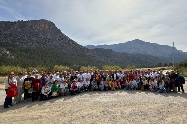 Casas Nuevas acoge un encuentro de asociaciones de mujeres en el marco de la floración
