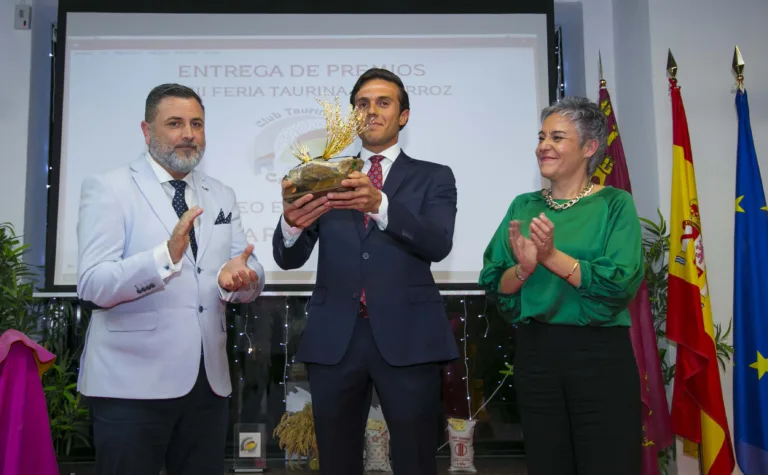 Eduardo Neyra recibe el Trofeo Espiga de Oro como triunfador de la Feria Taurina del Arroz en Calasparra