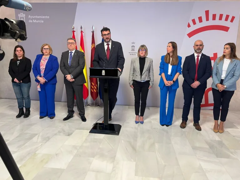 El PSOE denuncia el deterioro de los servicios públicos en Murcia y exige medidas urgentes contra la contaminación del aire