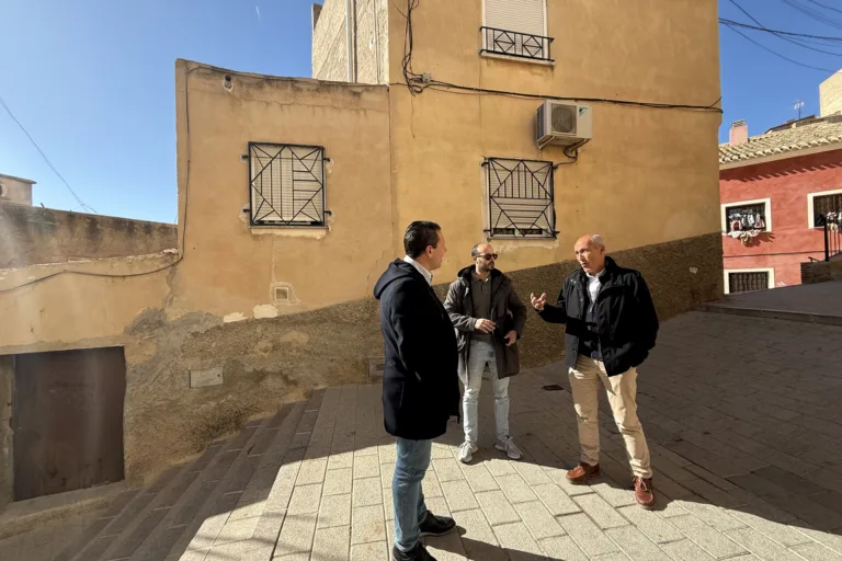 El Ayuntamiento de Mula inicia la demolición de viviendas en el Barrio del Carmen para crear un nuevo espacio verde