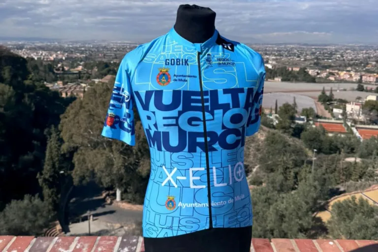 Mula se vuelca con la 45ª Vuelta Ciclista a la Región de Murcia-Costa Cálida