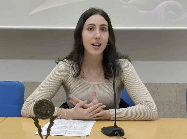 La joven escritora Alba Barqueros presenta en Cartagena su primera novela fantástica