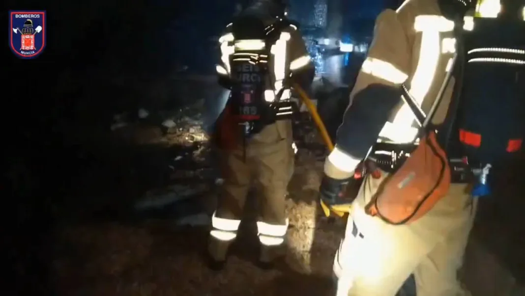 Huermur denuncia la desidia del Ayuntamiento tras el incendio en la muralla de la Glorieta