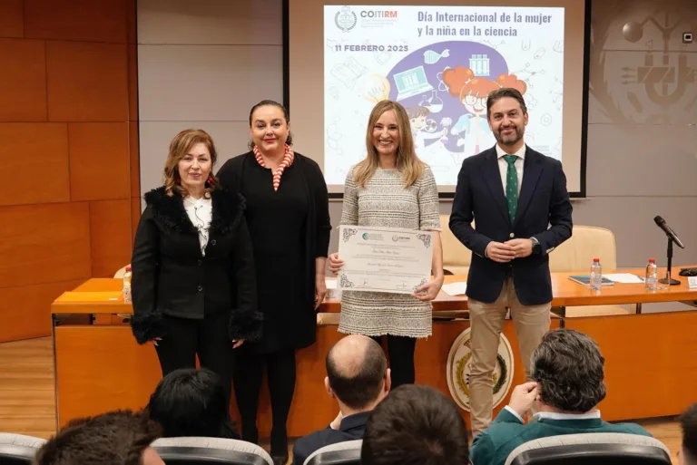 El Colegio de Ingenieros Técnicos Industriales premia la labor de una docente en la promoción de la ciencia entre las mujeres